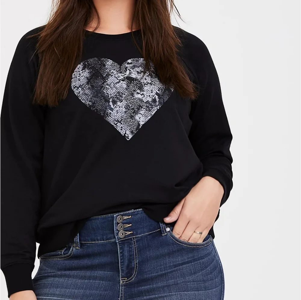 Torrid Black Fleece Heart Snakeskin Print Pullover Sweatshirt Size 4 (4X)
